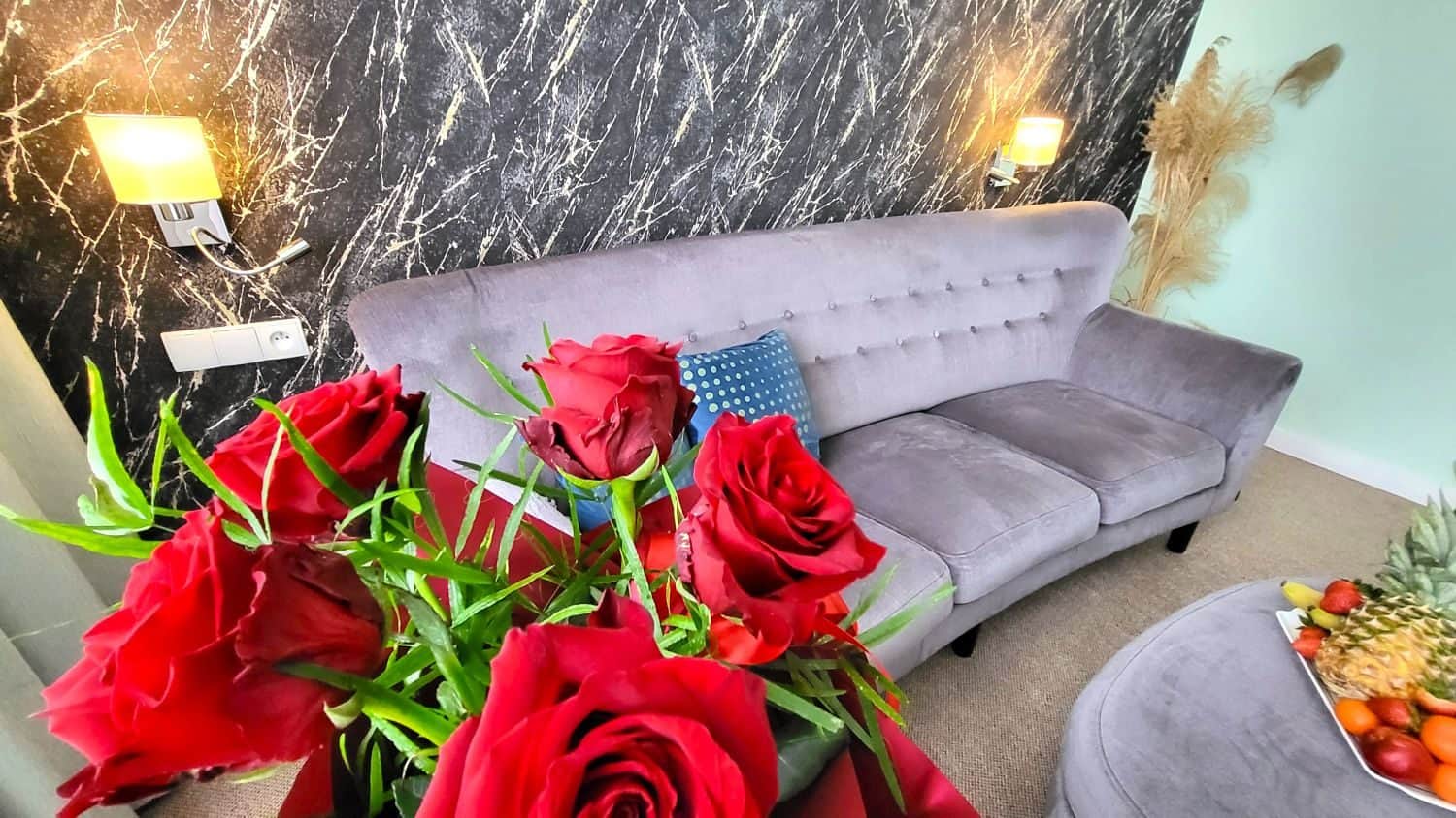 Apartament Zielony z balkonem, sofa z różami