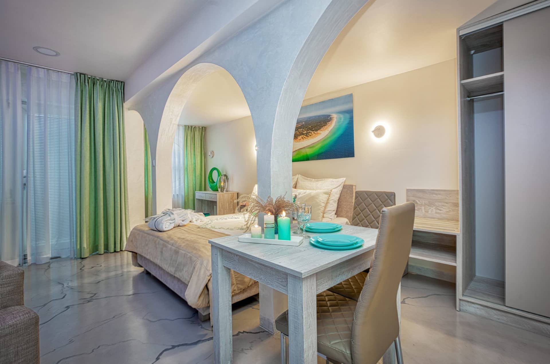 Wnętrze Apartamentu Lazurowego z łukami