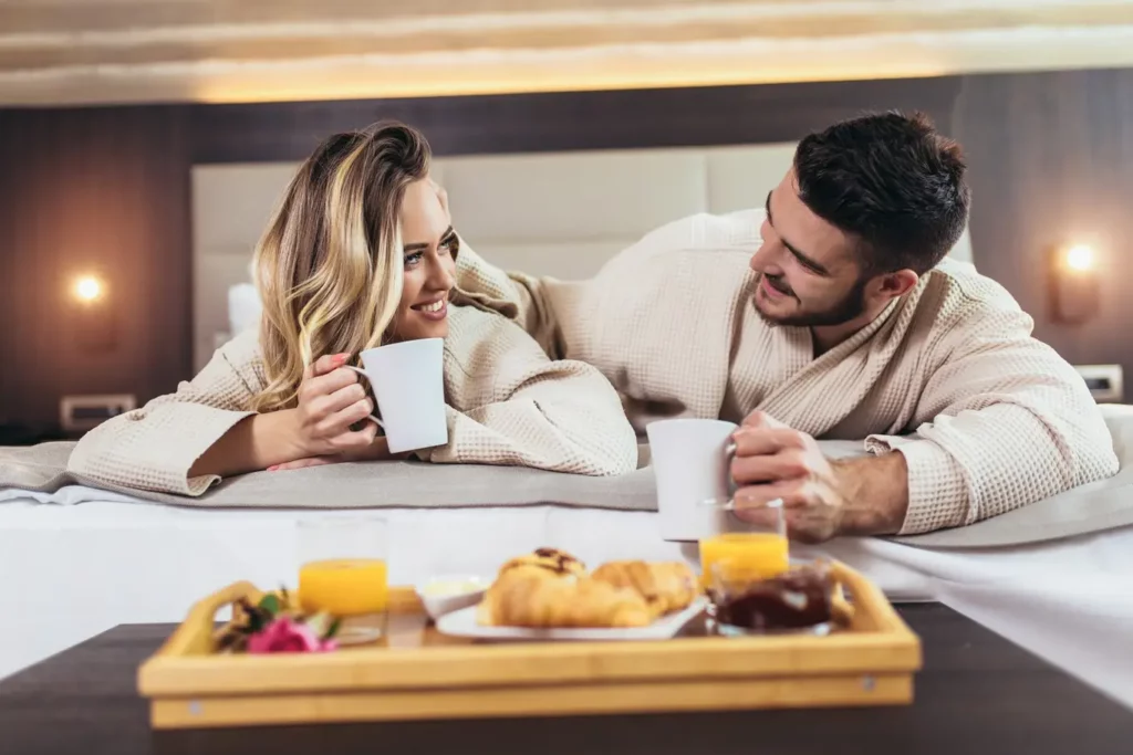 para w pokoju hotelowym