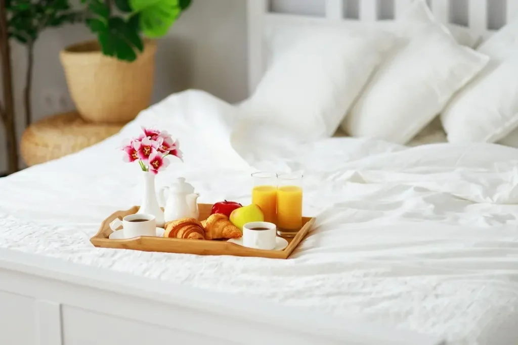 taca ze śniadaniem na łóżku